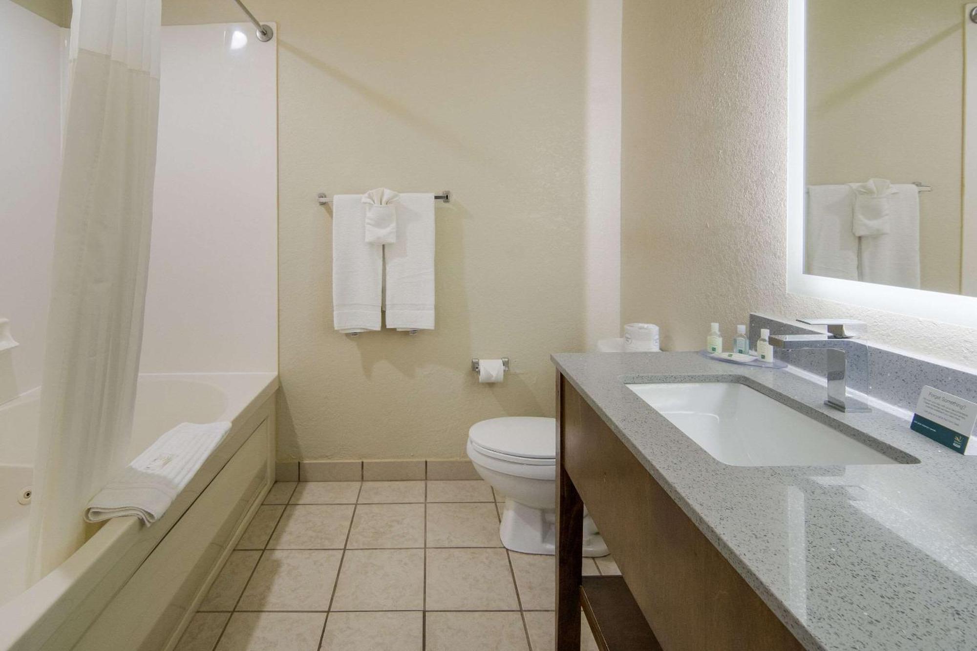 Quality Inn & Suites Roanoke - Fort Worth North Eksteriør billede
