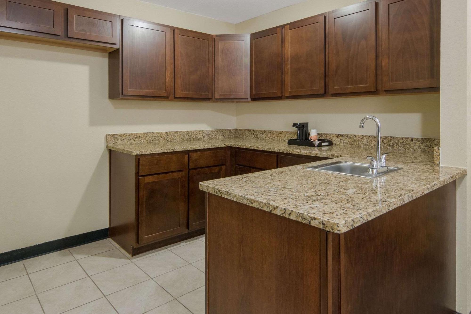 Quality Inn & Suites Roanoke - Fort Worth North Eksteriør billede