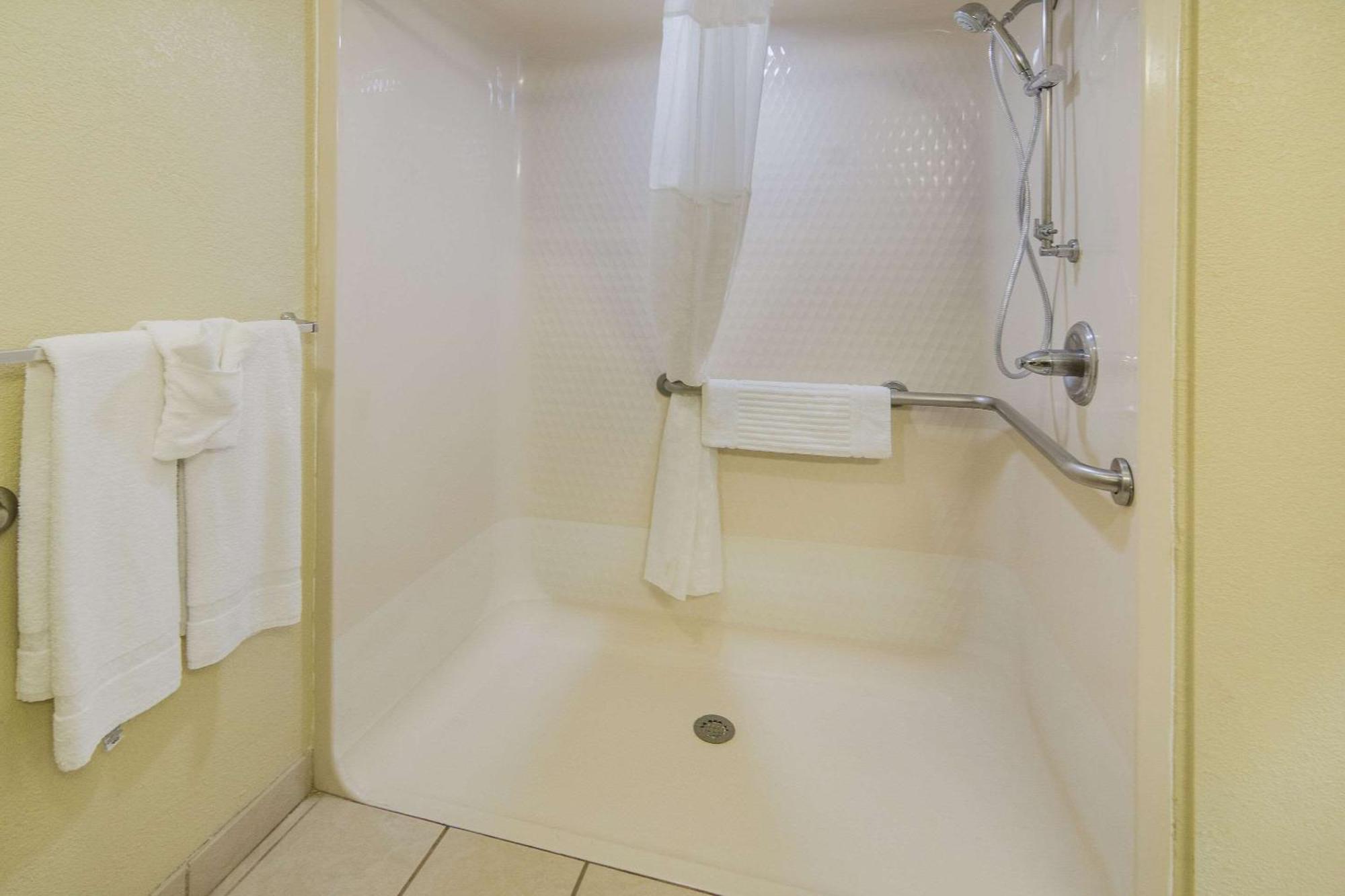 Quality Inn & Suites Roanoke - Fort Worth North Eksteriør billede