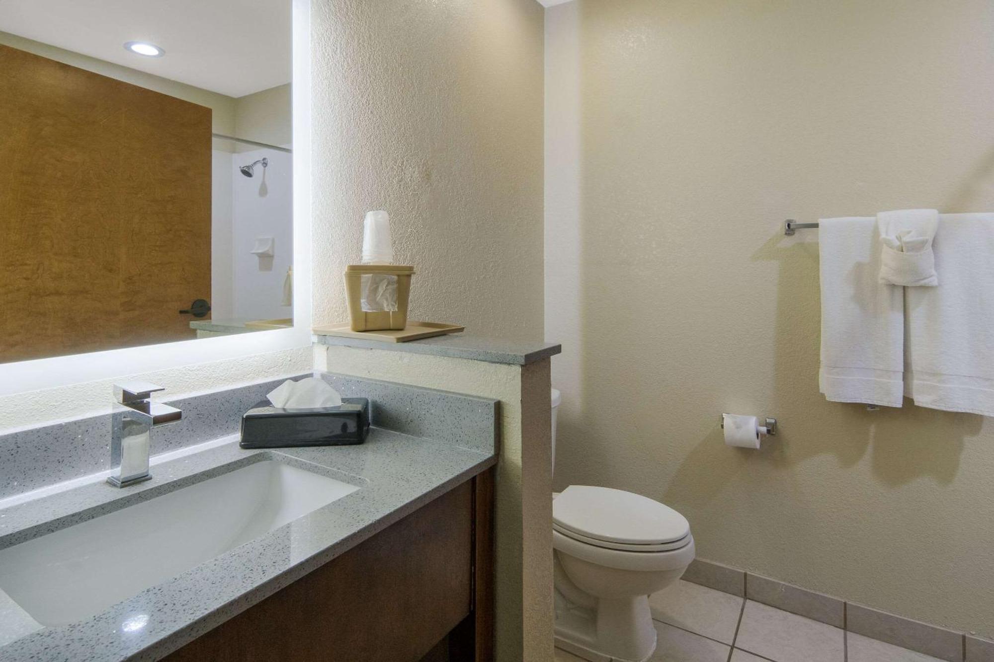 Quality Inn & Suites Roanoke - Fort Worth North Eksteriør billede