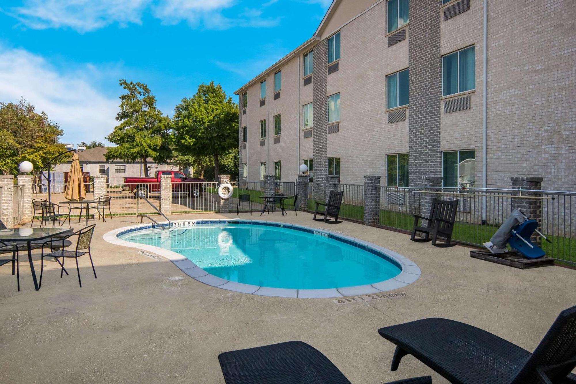 Quality Inn & Suites Roanoke - Fort Worth North Eksteriør billede