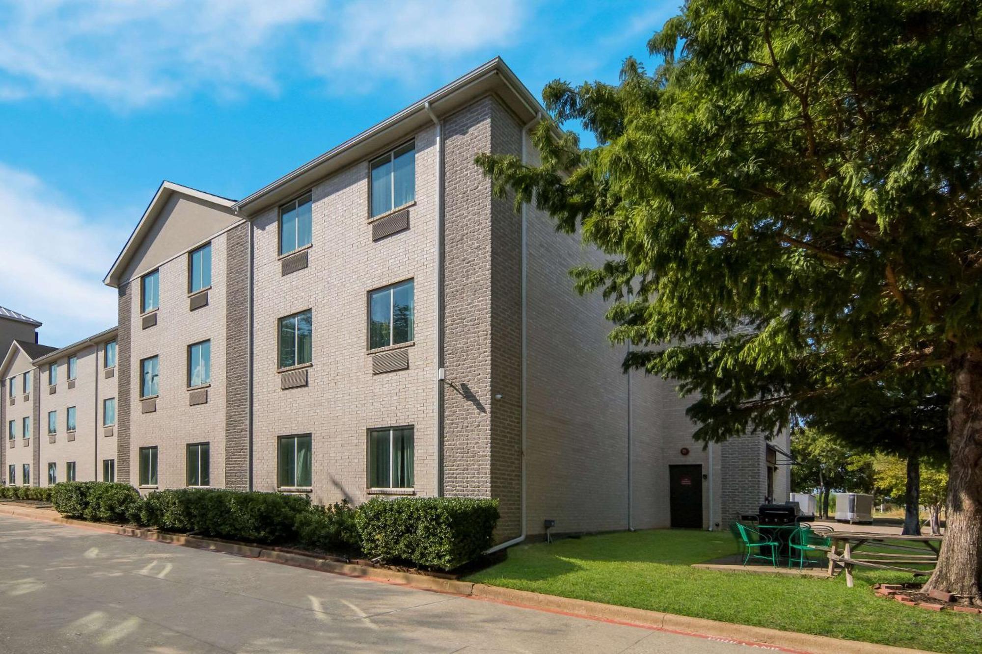 Quality Inn & Suites Roanoke - Fort Worth North Eksteriør billede